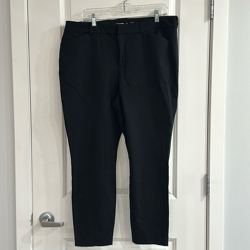 Old Navy women’s black Pixie cut pants. Size 16